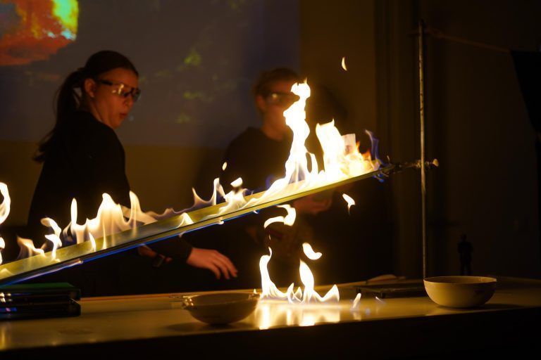 Die Chemieklassen boten eine feurige Chemie-Zaubershow. - Technik, Kreativität und Innovation - Die HTL Dornbirn öffnete zwei Tage lang ihre Türen und bot spannende Einblicke.