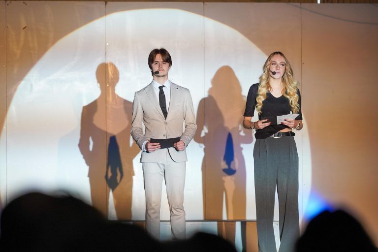 WI-Abteilungssprecher David und Selina moderierten die Bühnenshow. - Technik, Kreativität und Innovation - Die HTL Dornbirn öffnete zwei Tage lang ihre Türen und bot spannende Einblicke.