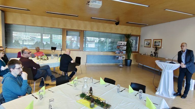 Tiefe Einblicke: Bürgermeister Walter Gohm stellte die Besonderheiten der Marktgemeinde vor. - Willkommens-Frühstück für Neuzugezogene - Neubürger, Frühstück