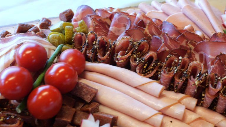 Lokale Köstlichkeiten: Der Bauernhof Gstach sorgte für ein reichhaltiges Buffet. - Willkommens-Frühstück für Neuzugezogene - Neubürger, Frühstück