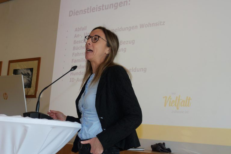 Perfekt informiert: Caroline Binder erklärte den Bürgerservice der Marktgemeinde. - Willkommens-Frühstück für Neuzugezogene - Neubürger, Frühstück