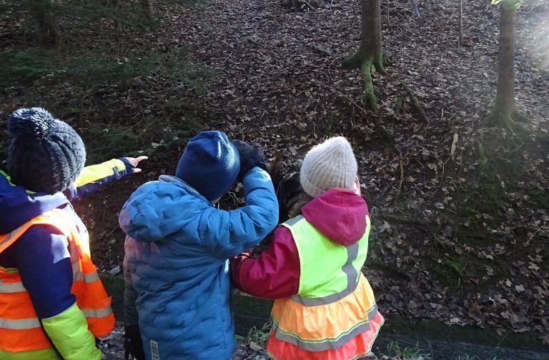 Aufgeregt suchten die Kinder nach den Verstecken der Wichtel. - Willkommen auf dem magischen Wichtelweg - Neuer Wichtelweg in Watzenegg