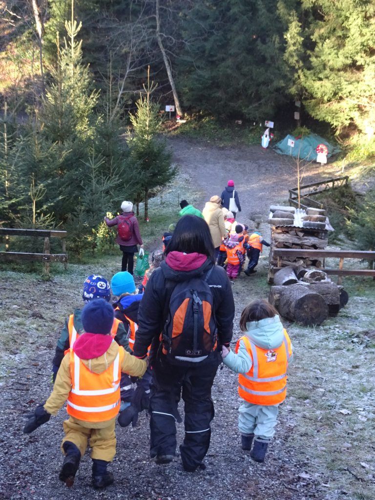 Auf dem Weg zur ersten Station, die zum Mitmachen einlädt. - Willkommen auf dem magischen Wichtelweg - Neuer Wichtelweg in Watzenegg