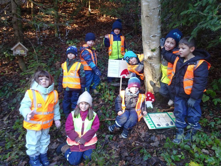 Staunende Kinderaugen gab es beim Entdecken der verschiedenen Stationen, die sich um Wichtel und Natur drehen. - Willkommen auf dem magischen Wichtelweg - Neuer Wichtelweg in Watzenegg