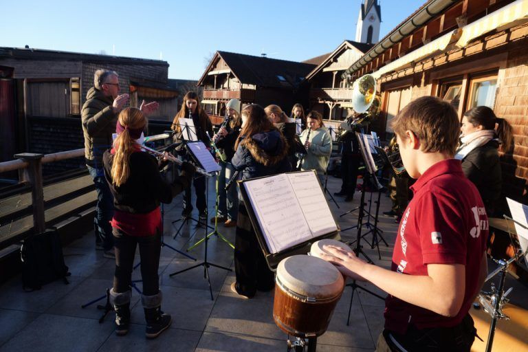 Adventlicher Klang: Die Jungmusik Weiler spielte vom Balkon aus festliche Lieder. - Adventmärktle vom Vorderlandhus - Vorderlandhus, Advent