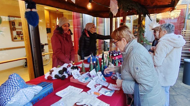 Geschenke für jeden Geschmack: Zahlreiche Interessierte stöberten über das Adventmärktle. - Adventmärktle vom Vorderlandhus - Vorderlandhus, Advent