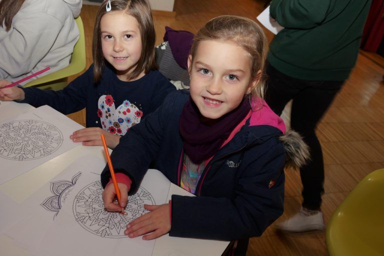 Voll im Element: Elina und Maylin beim Mandala-Ausmalen. - Adventmärktle vom Vorderlandhus - Vorderlandhus, Advent