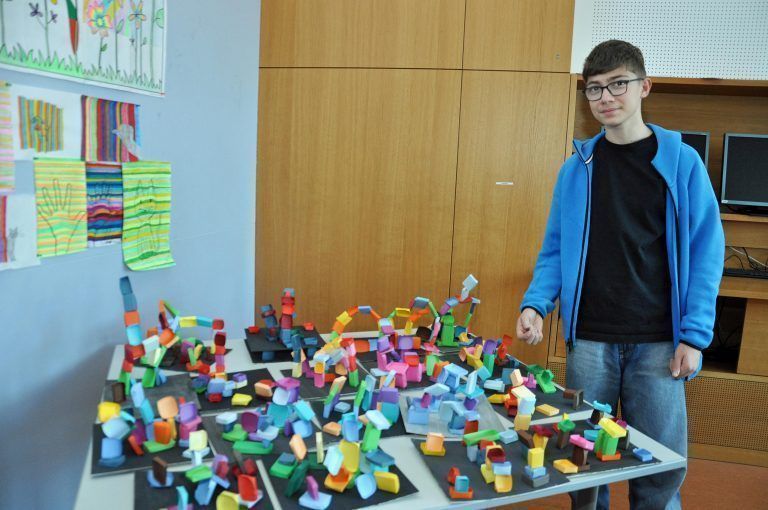 Aris (13) freut sich über die Kunst-Workshops, die eine willkommene Abwechslung zum Regelunterricht bieten. - Kunsprojekt mit Marco Ceroli MS Markt