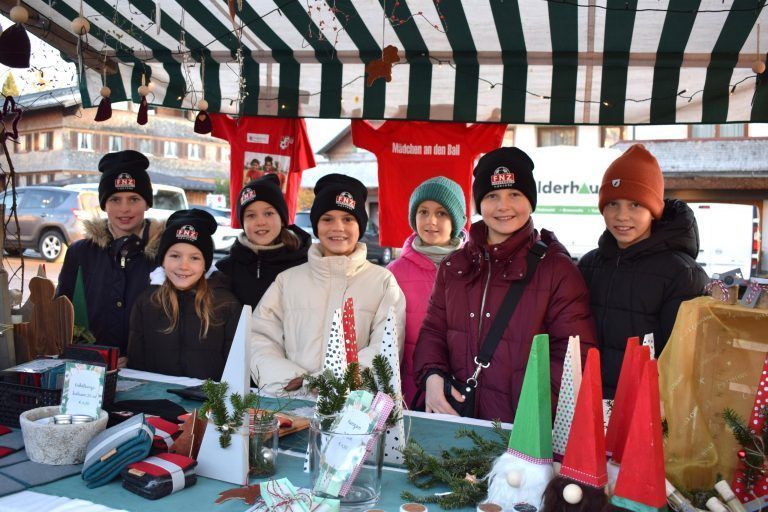Die Mädchen vom FNZ Vorderwald verkauften eifrig Selbstgebasteltes. - Adventmarkt Lingenau