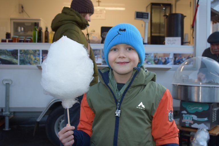 Josef genoss seine Zuckerwatte. - Adventmarkt Lingenau