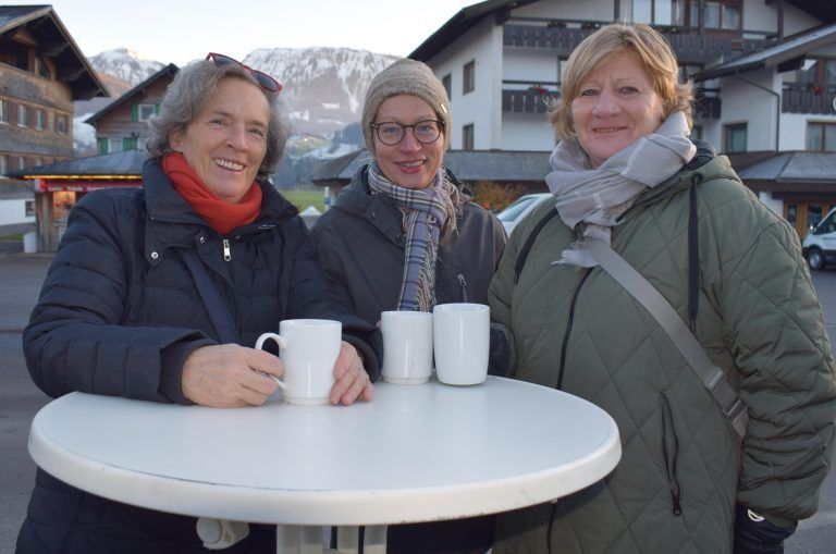 Eien gemütliche Damenrunde ließ sich ein warmes Getränk schmecken. - Adventmarkt Lingenau
