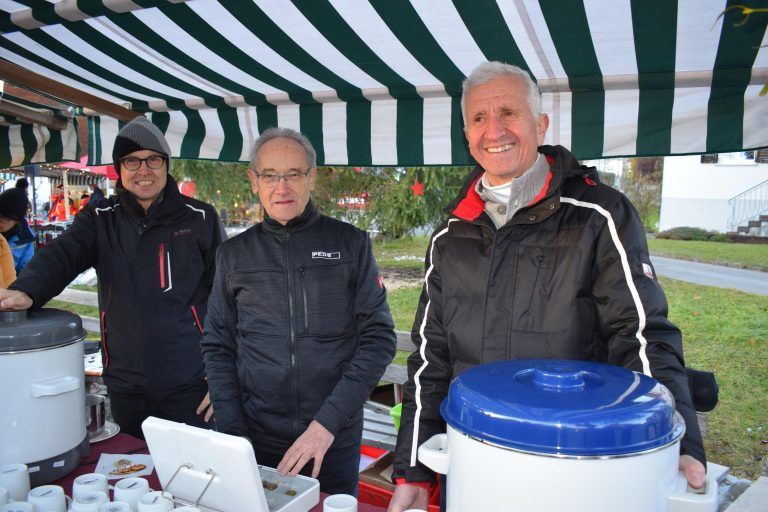 Die Kirchenchormitglieder Hans Moosbrugger, Peter Bereuter und Josef Berkmann schenkten fleißig Glühwein aus. - Adventmarkt Lingenau