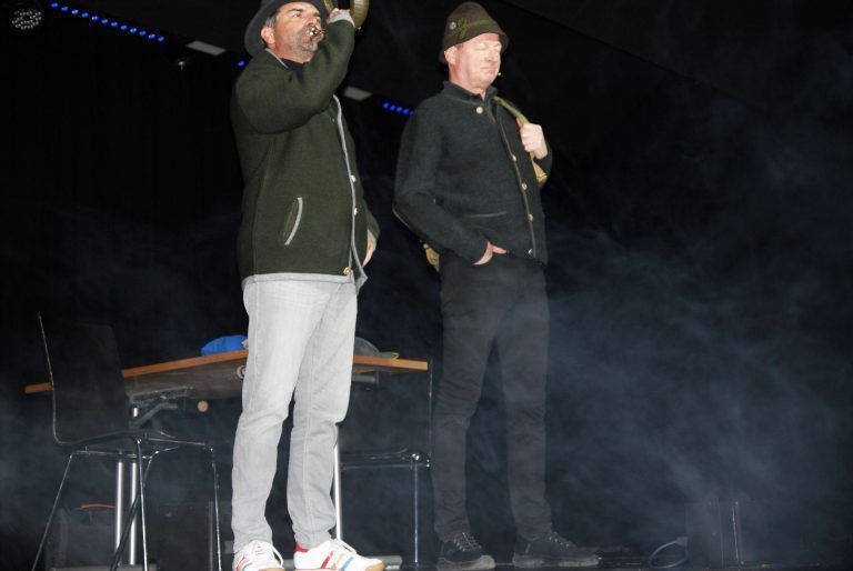 „Gejagt wird eigentlich in allen Lebenslagen“, so der künstlerische Zugang von Markus Lins und Manfred Kräutler. - Kabarett "JAGA" gastierte im Leiblachtalsaal (5.12.2024)