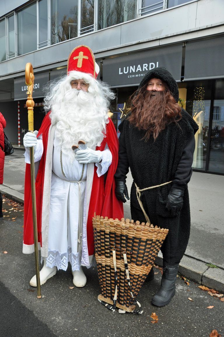 Der Nikolaus höchstpersönlich schaute zur Eröffnungsfeier vorbei. - Eröffnung Marktstraße neu