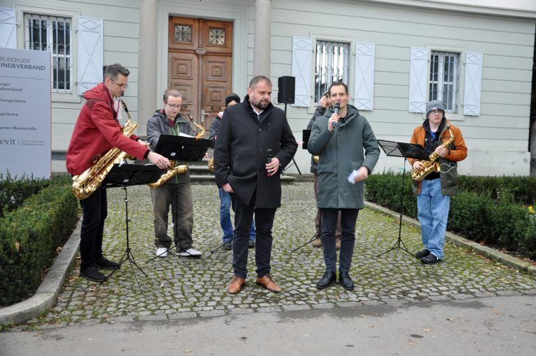 Vizebürgermeister Julian Fässler bedankte sich bei allen Beteiligten für die gelungene Umsetzung. - Eröffnung Marktstraße neu