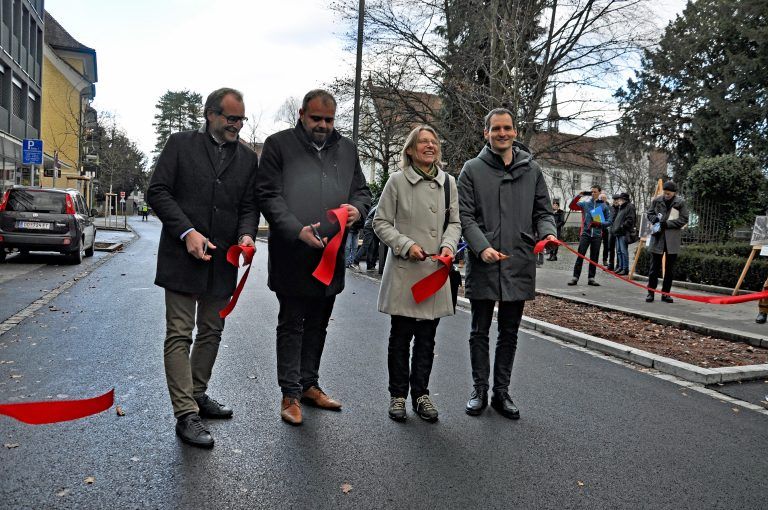 Mit dem Durchschneiden des Bandes wurde die neu gestaltete Marktstraße ihrer Bestimmung übergeben. - Eröffnung Marktstraße neu