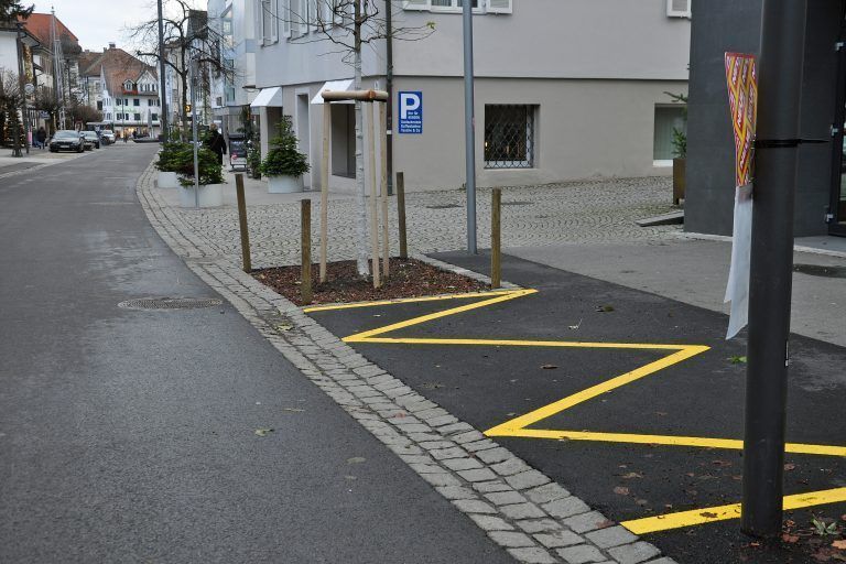 Die Haltebuchten sind mit gelbem Zickzack markiert. - Eröffnung Marktstraße neu