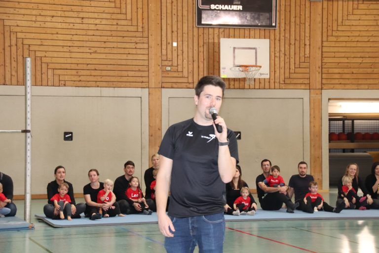 Obmann August Reis moderierte das Nikolausturnen. - Nikolausturnen
