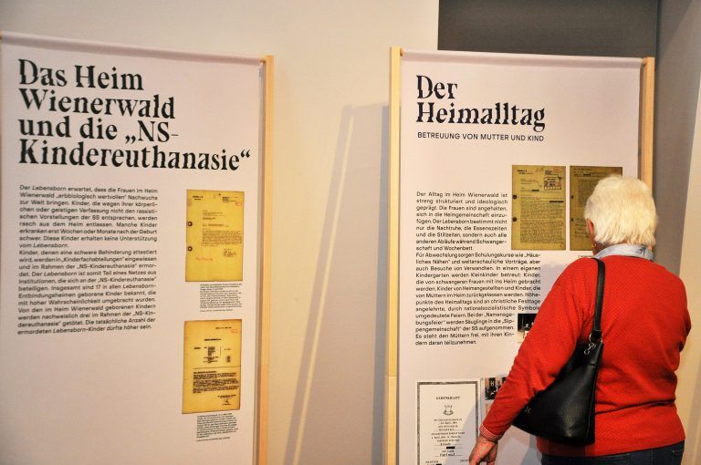 Die Ausstellung gibt auch Einblick in den Alltag im Entbindungsheim Wienerwald. - Ausstellungseröffnung Lebensborn Stadtmuseum