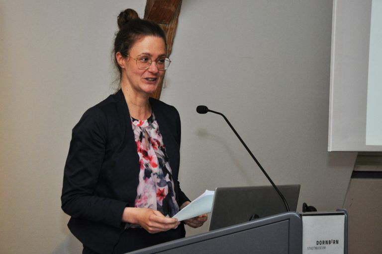 Sabine Nachbaurs Vortrag hatte die Geschichte und den Umgang mit dem „Lebensborn“ in Österreich zum Thema. - Ausstellungseröffnung Lebensborn Stadtmuseum