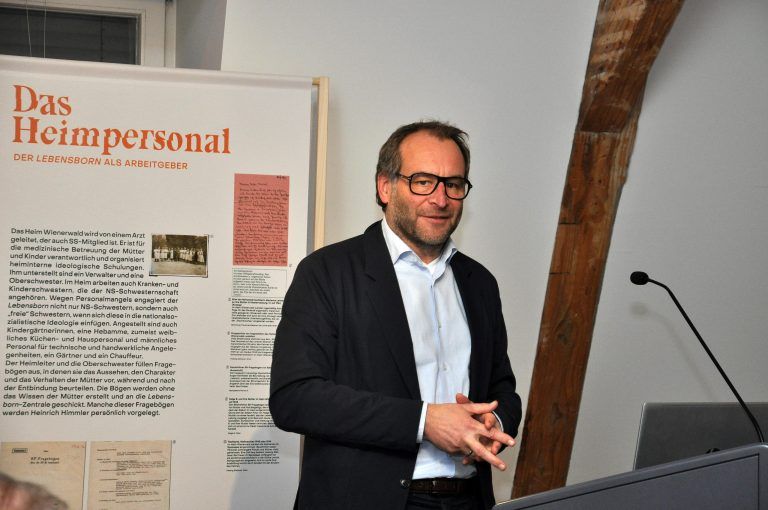 Stadtrat Alexander Juen gratulierte zur gelungenen Ausstellung. - Ausstellungseröffnung Lebensborn Stadtmuseum