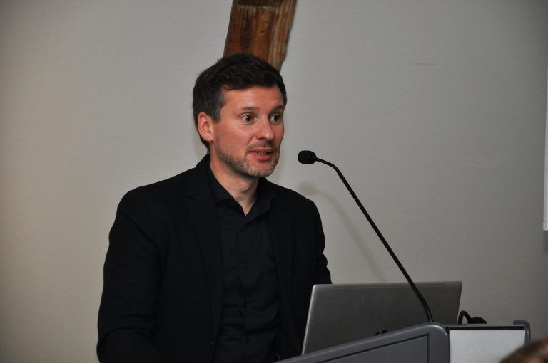 Lukas Schretter gab einen Einblick in die Forschungsergebnisse des Ludwig Boltzmann Instituts für Kriegsfolgenforschung. - Ausstellungseröffnung Lebensborn Stadtmuseum