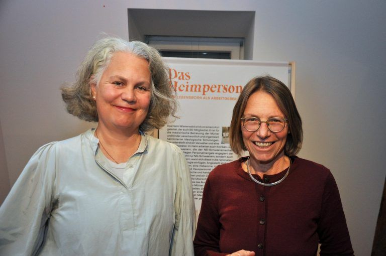 Stadträtin Juliane Alton freute sich mit der Leiterin des Stadtmuseums Petra Zudrell über die interessante Ausstellung. - Ausstellungseröffnung Lebensborn Stadtmuseum