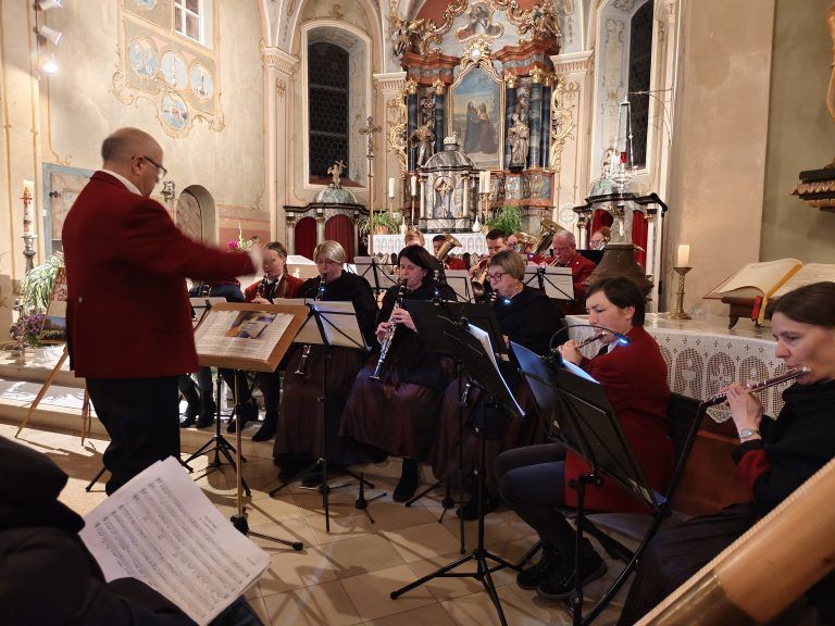 Festlicher Auftakt: Der Musikverein Gurtis eröffnet das Benefizkonzert mit stimmungsvollen Weihnachtsklängen. - Benefiz-Adventskonzert in Gurtis - Benefiz-Adventskonzert, Heribert Gut, Burkina Faso