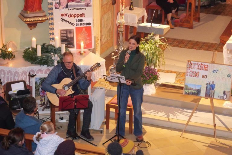 Bewegende Weihnachtsbotschaft: „So this is Christmas“ von John Lennon berührt das Publikum tief. - Benefiz-Adventskonzert in Gurtis - Benefiz-Adventskonzert, Heribert Gut, Burkina Faso