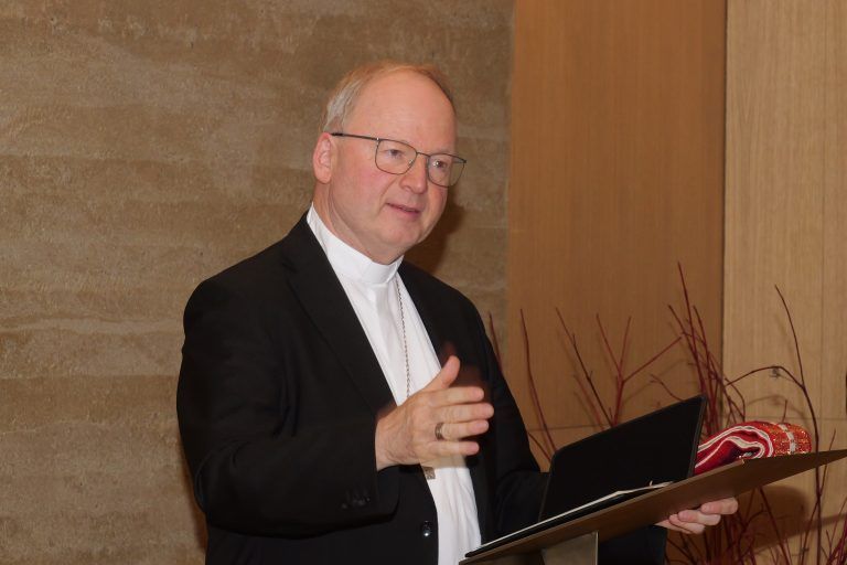 Feierliche Eröffnung: Bischof Benno Elbs weihte die neue Kapelle ein und betonte ihre Rolle als Schutzraum für alle. - Eröffnung der neuen Kapelle im Landeskrankenhaus Feldkirch - Landeskrankenhaus