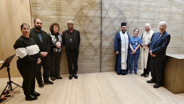 Neutraler Ort zur Besinnung: Vertreter aller Religionen und Konfessionen in Vorarlberg nahmen an der Eröffnung teil. - Eröffnung der neuen Kapelle im Landeskrankenhaus Feldkirch - Landeskrankenhaus