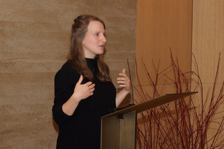 Einladung an alle: DI Lisa Marie Hafner betonte, dass die Kapelle ein Ort für Menschen jeder Weltanschauung sei. - Eröffnung der neuen Kapelle im Landeskrankenhaus Feldkirch - Landeskrankenhaus