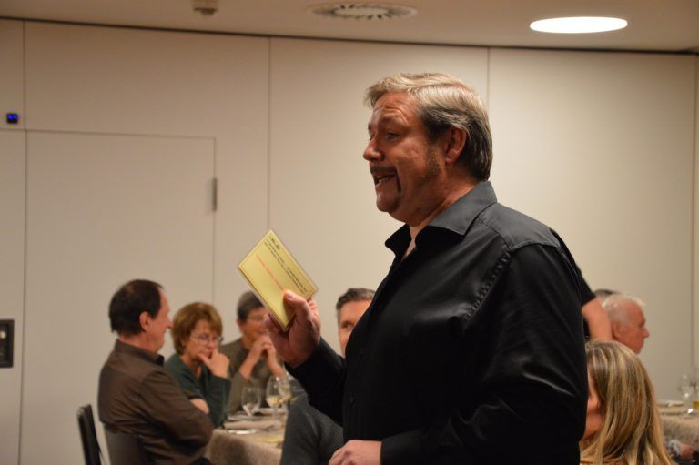 Thomas Golz gibt letzte Regieanweisungen an das Publikum - Krimidinner wird gestürmt - Krimidinner wird gestürmt