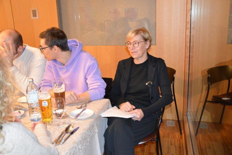 Regieassistentin Manuela Mair auf ihrem Posten als Souffleuse - Krimidinner wird gestürmt - Krimidinner wird gestürmt