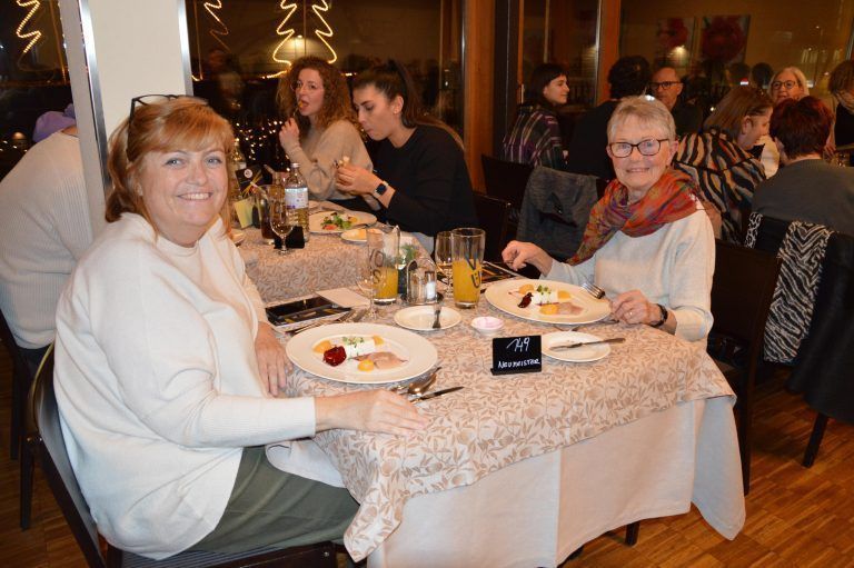 Constanze Neumeister (mit Mama Gabriele) durfte einen Satz einfügen - Krimidinner wird gestürmt - Krimidinner wird gestürmt