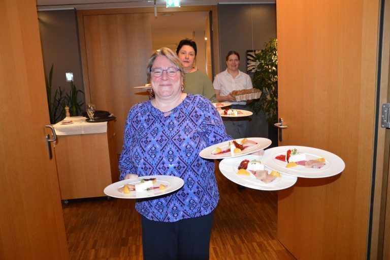Der Service klappte bestens - Krimidinner wird gestürmt - Krimidinner wird gestürmt