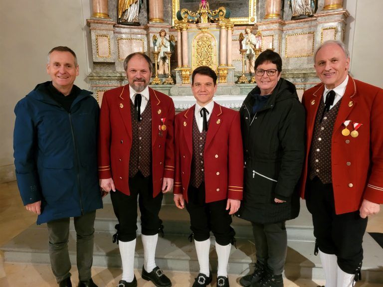 „Das Konzert ist bei den Zuhörern bestens angekommen“, resümierten Pfarrgemeindeleiter Edgar Ferchl-Blum, Vorstand Helmut Immler, Kapellmeister Rafael Ohmayer, Kulturreferentin Petra Rührnschopf und Ehrenvorstand Wolfram Baldauf zufrieden. - Wunderbares Adventkonzert des MV Lochau in der Pfarrkirche Franz Xaver - Wunderbares Adventkonzert des MV Lochau in der Pfarrkirche Franz Xaver