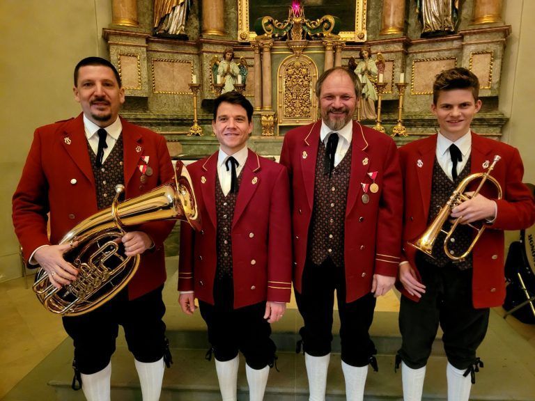 Dank an den neuen Kapellmeister Rafael Ohmayer für dieses schöne Konzert: Kapellmeister Rafael Ohmayer und Vorstand Helmut Immler mit beiden brillanten Solisten Volker Stefani (Tenorhorn) und Samuel Schmid (Trompete). - Wunderbares Adventkonzert des MV Lochau in der Pfarrkirche Franz Xaver - Wunderbares Adventkonzert des MV Lochau in der Pfarrkirche Franz Xaver