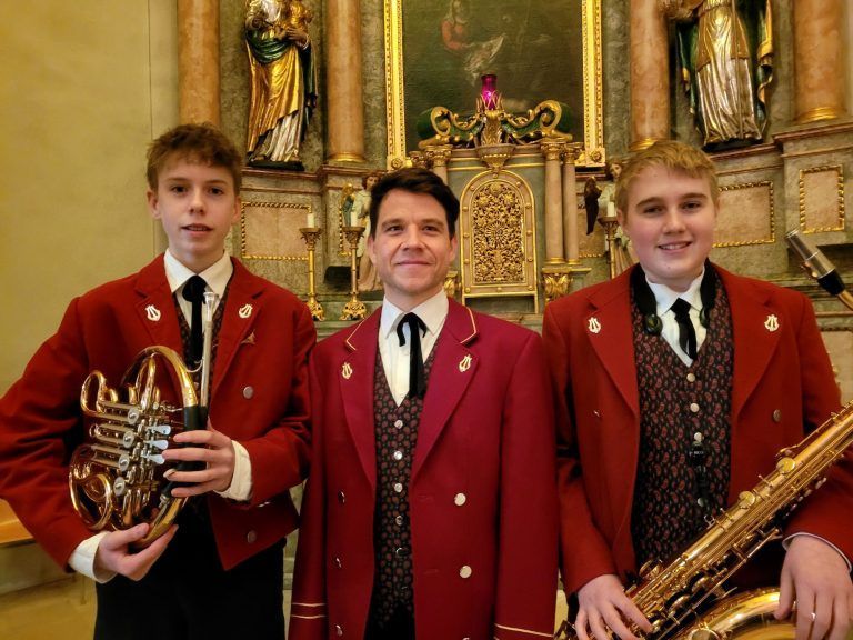 Ihren ersten erfolgreichen Konzertauftritt in der großen Musik hatten die Jungmusikanten Christof Siegl (Waldhorn) und Tamino Engstler (Tenorsaxophon), im Bild mit dem neuen Kapellmeister Rafael Ohmayer. - Wunderbares Adventkonzert des MV Lochau in der Pfarrkirche Franz Xaver - Wunderbares Adventkonzert des MV Lochau in der Pfarrkirche Franz Xaver
