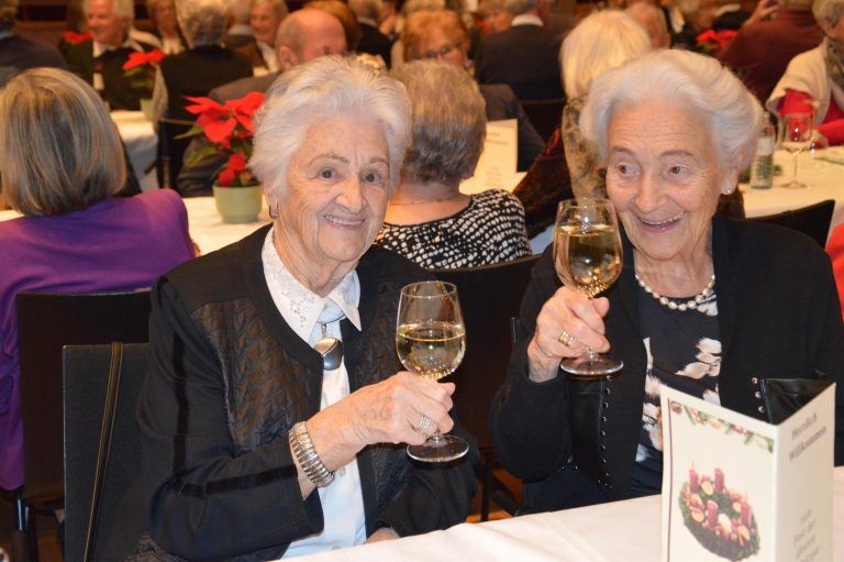 Hilde Vetter und Linde Hofer stoßen miteinander an - „Fest der älteren Mitbürger“ - „Fest der älteren Mitbürger“