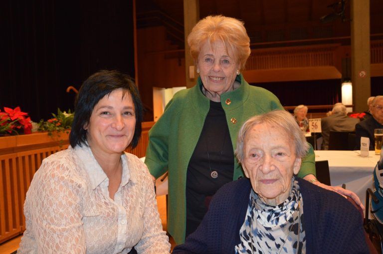 Maria Gunz (rechts) wird im Jänner 103 Jahre alt. Links ihre Enkelin Claudia und Gerda Windhager - „Fest der älteren Mitbürger“ - „Fest der älteren Mitbürger“