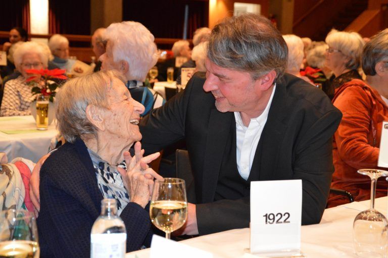 Bürgermeister Kurt Fischer begrüßt die älteste Lustenauerin - „Fest der älteren Mitbürger“ - „Fest der älteren Mitbürger“