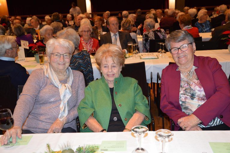 Die Damen vom Jahrgang 1935 genießen das Fest - „Fest der älteren Mitbürger“ - „Fest der älteren Mitbürger“