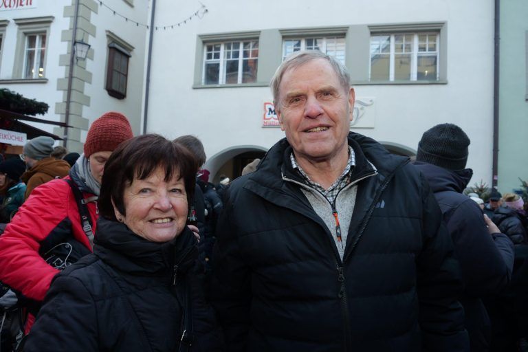 Mischten sich unter die Weihnachtsmarktbesucher: Hildegard und Leopold Mähr. - Musikalische Vorweihnachtsfreude in Feldkirch - Weihnachtsstadt