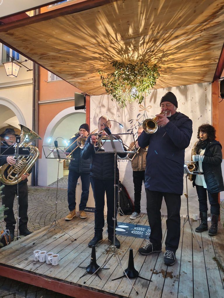 Festlicher Abschluss: Noch bis zum 23. Dezember treten Musikgruppen und Chöre in der Altstadt auf. - Musikalische Vorweihnachtsfreude in Feldkirch - Weihnachtsstadt