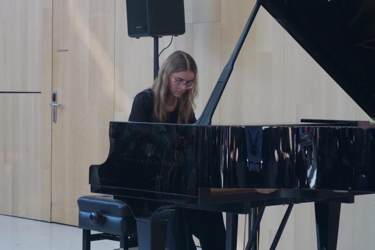 Eleganz am Klavier: Selina Zanolari beeindruckte mit dem Rondo op. 11 von Johann Nepomuk Hummel. - Konzert am Mittag mit der Klavierklasse von Yunus Kaya - Konzert am Mittag