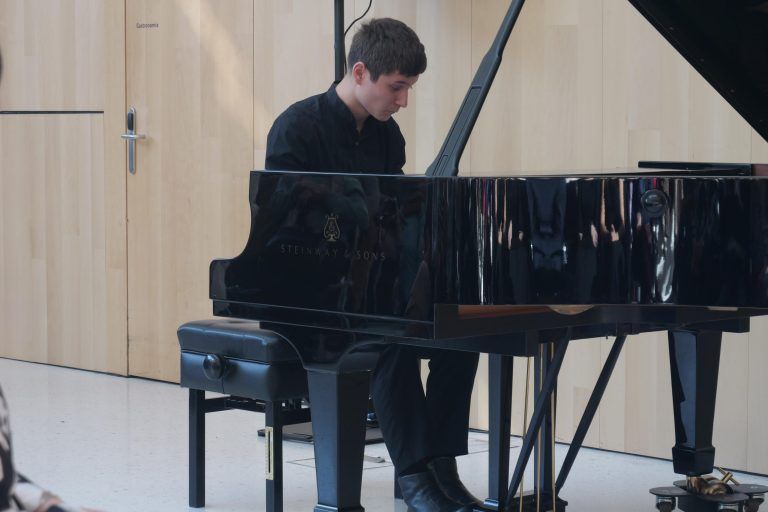 Gefühlvolle Melancholie: Cla Bolt spielte ein Nocturne von John Field mit großer Hingabe. - Konzert am Mittag mit der Klavierklasse von Yunus Kaya - Konzert am Mittag