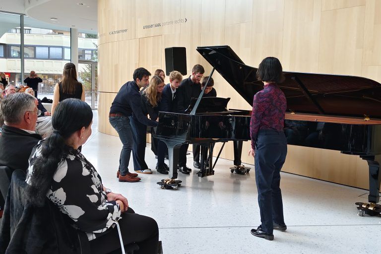 Vielhändig begeistert: Gemeinsames Herantasten der Klavierschüler ans Piano. - Konzert am Mittag mit der Klavierklasse von Yunus Kaya - Konzert am Mittag