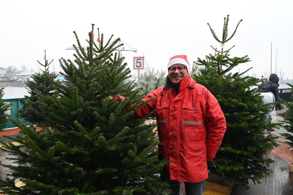 Christbaumverkauf am schwimmenden Clubheim
