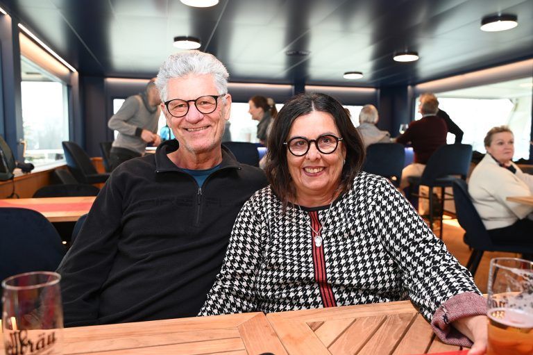 Heimo und Beate Kessler genossen die Wärme und Aussicht. - Yachtclub Hard Charity Christbaum - Yachtclub, Fähre Hard